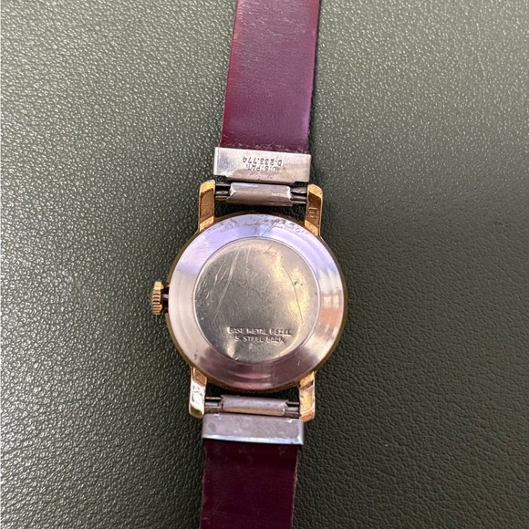 Vintage Manual Timex Gold Watch with Maroon Strap - Picture 2 of 3
